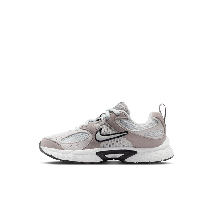 Kids side profile sneakers in off-white and light gray with black swoosh logo