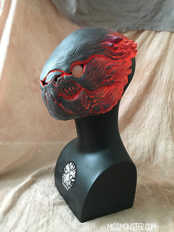 DUNKLEBEEST LAVA- FINISHED MASK