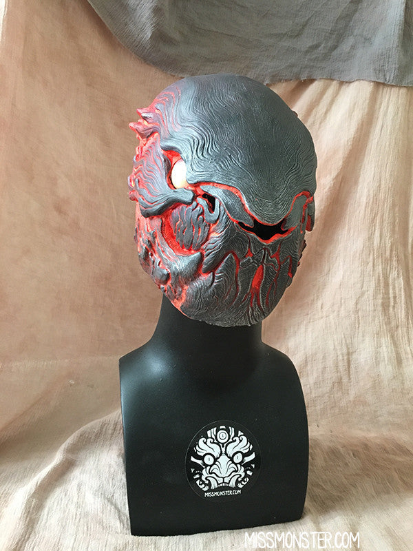 DUNKLEBEEST LAVA- FINISHED MASK