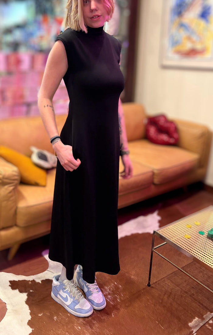 Entro everyday dress in a versatile design, featuring a comfortable fit and stylish details, ideal for casual wear.