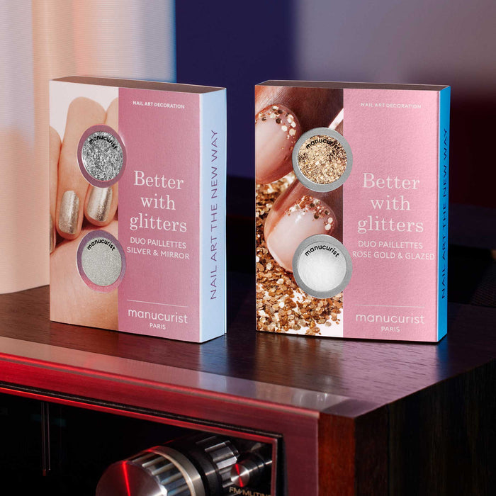 Two boxes of Manucurist Glitters Duo Rose Gold  Glazed sets are shown: one with silver and mirror glitters, the other with rose gold glitter and glazed effect powder, both featuring nail art examples with a pearlescent shine.