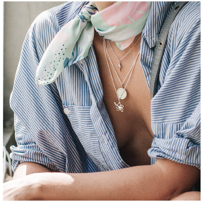GOLDFISH KISS x LUNA & ROSE HIBISCUS FLOWER NECKLACE (Silver)
