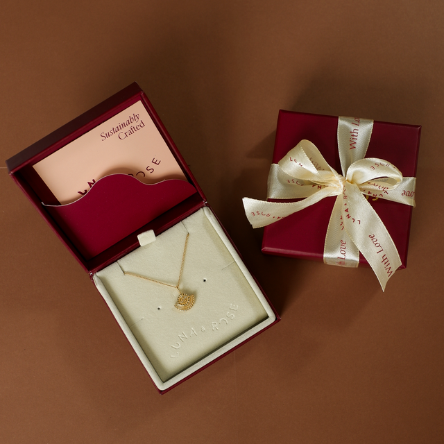 Guidance necklace gold in packaging Luna and Rose