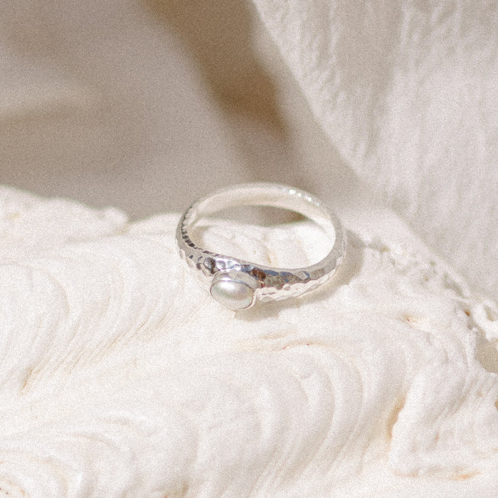 Pia single pearl ring silver on white stone