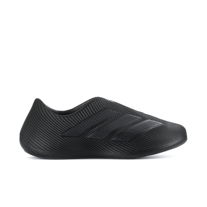 Men's slip-on sport shoe in dark black, textured upper with geometric stripes