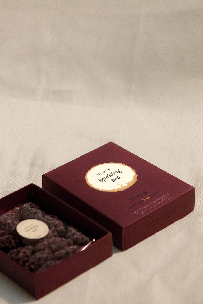 VINOOS Sparkling Red Delights in a single gift box, featuring vegan-friendly sparkling red wine, elegant packaging for a special gift.