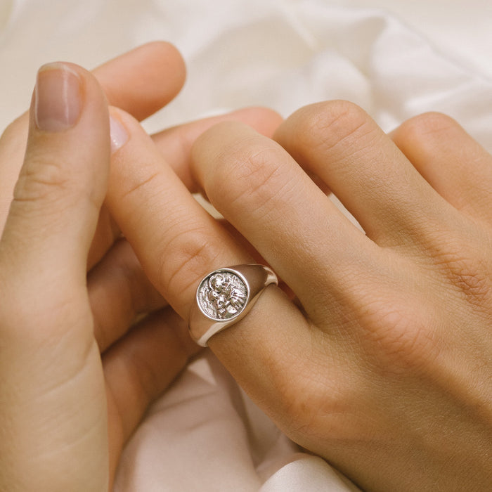 a woman worn signet ring silver on her finger