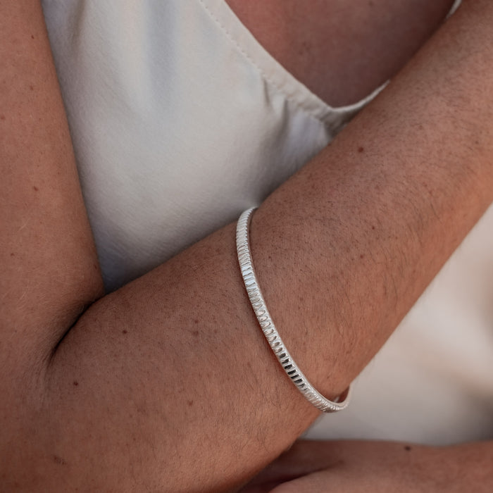 The MET Stripe Bracelet - Silver on woman wrist