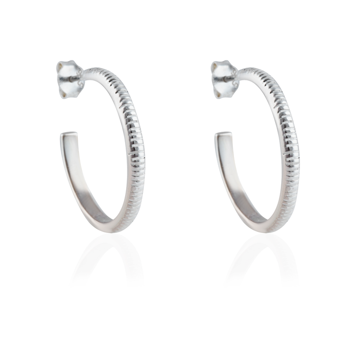 The Met stripe 23 mm silver on white background