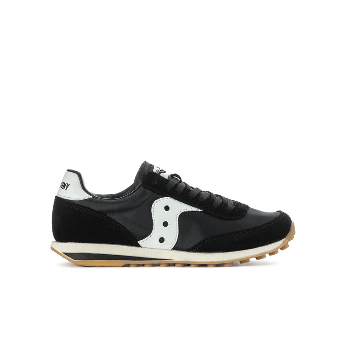 Youth black sneaker with white side panel, lace-up, gum outsole