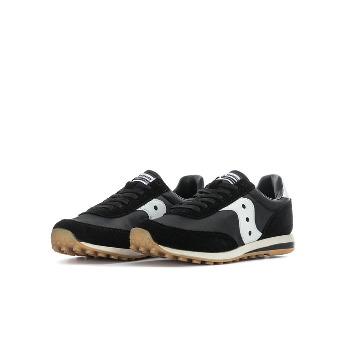 Youth black low-top sneaker, white side logo, lace-up, gum rubber sole